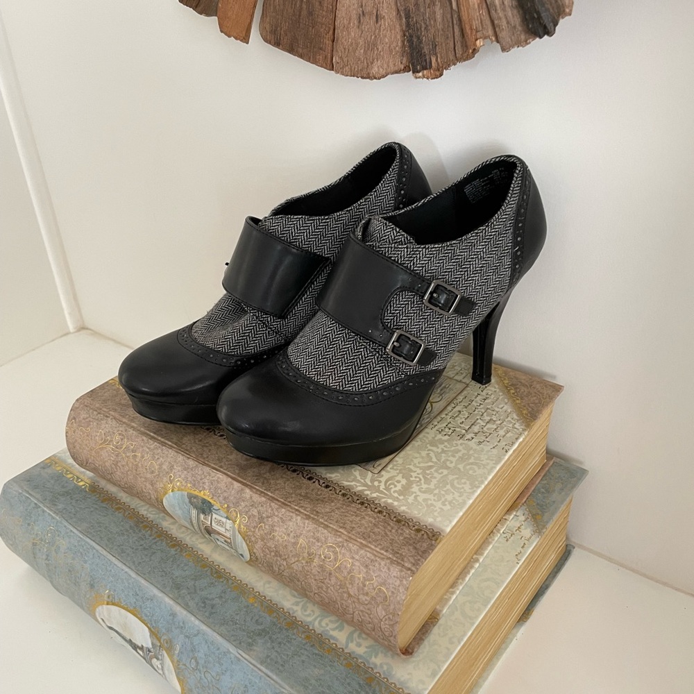 Adorable! Black & white Tweed high heeled booties Size 7 1/2
